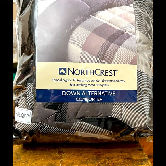 Northcrest Bedding Fullqueen Down Alternative Comforter